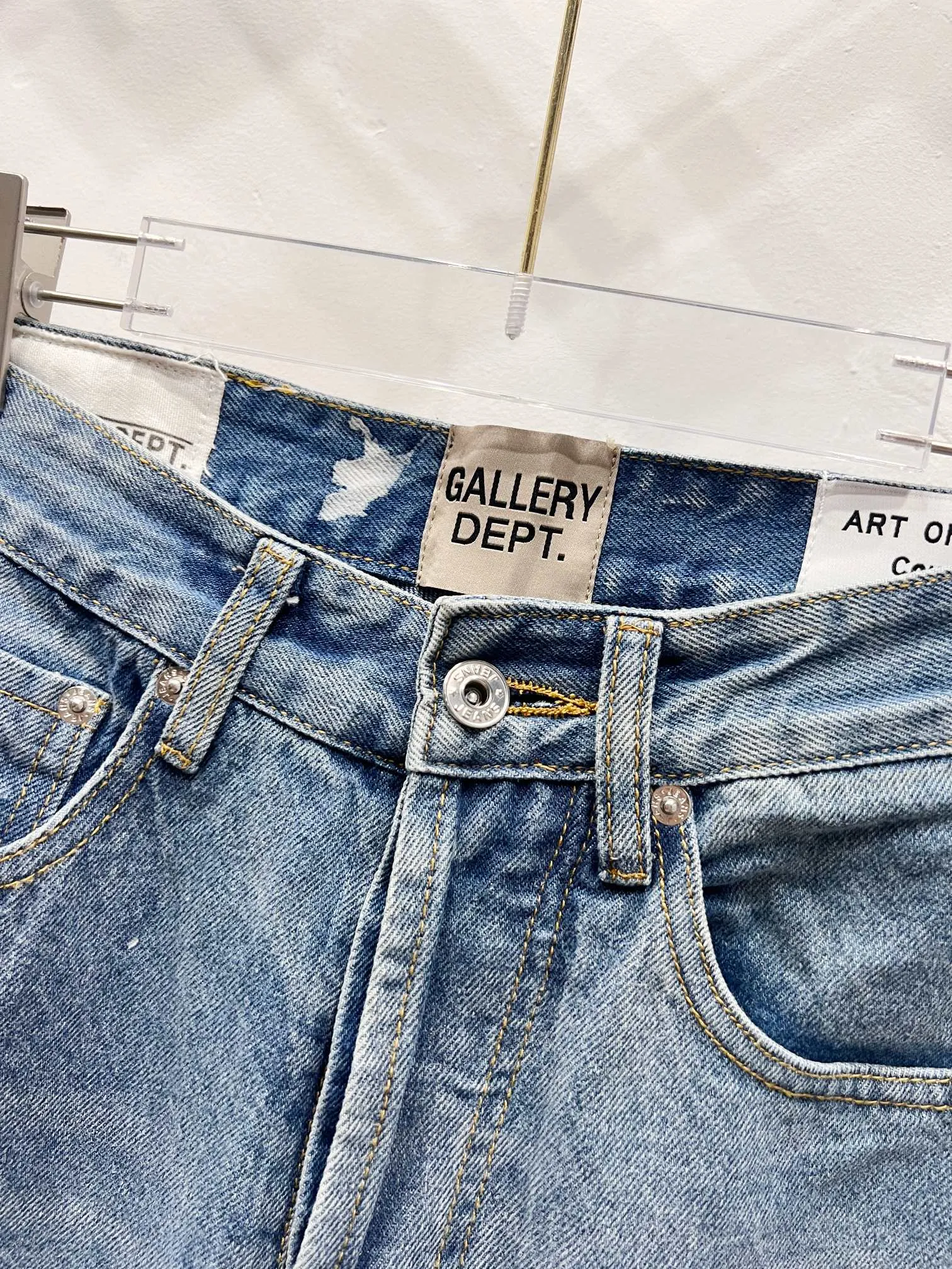 P240 Style number: (A004) GALLERY DEPT. 2025 new splash-ink hand-painted letters splicing couple style loose washed flared jeans 🔥High version🔥High version🔥 Top ceiling quality Styles with different washed textures are very friendly to people with thin legs and thick legs. The slightly flared version is very flattering. Moderate length that never goes out of style, easy to match with casually, basic styling for various styles, a must-have in the wardrobe! The fabric is stiff but also makes the upper body soft without losing texture. The washing process is even more perfect. It is a must-have item for everyone! ! ! Washed wheat, tag, pants label, three complete labels Color: washed black, washed blue Size: 28, 30, 32, 34 (four sizes)